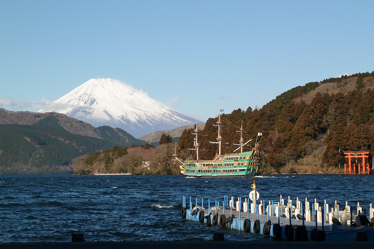 芦ノ湖から見た富士山と海賊船、湖畔の鳥居
