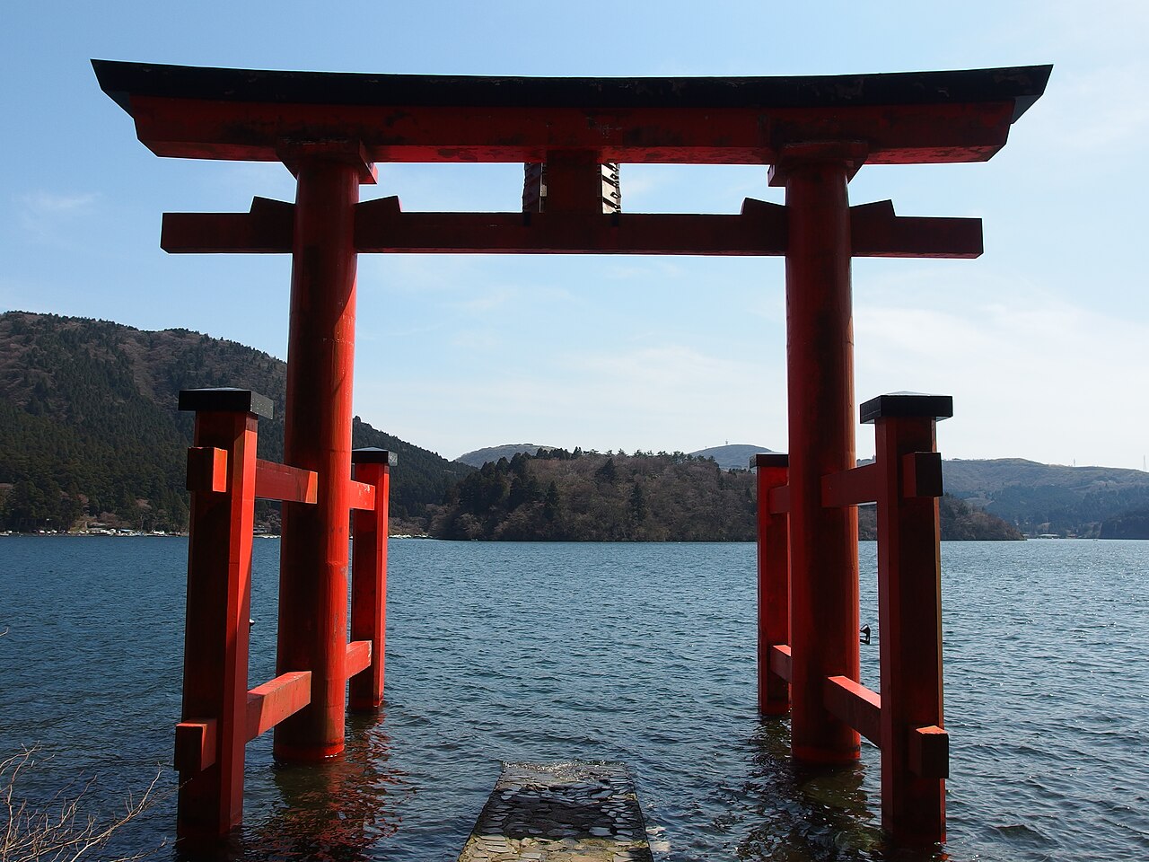 芦ノ湖に立つ箱根神社の平和の鳥居