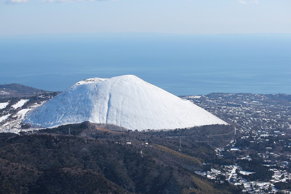 雪のように白い大室山と伊豆の海