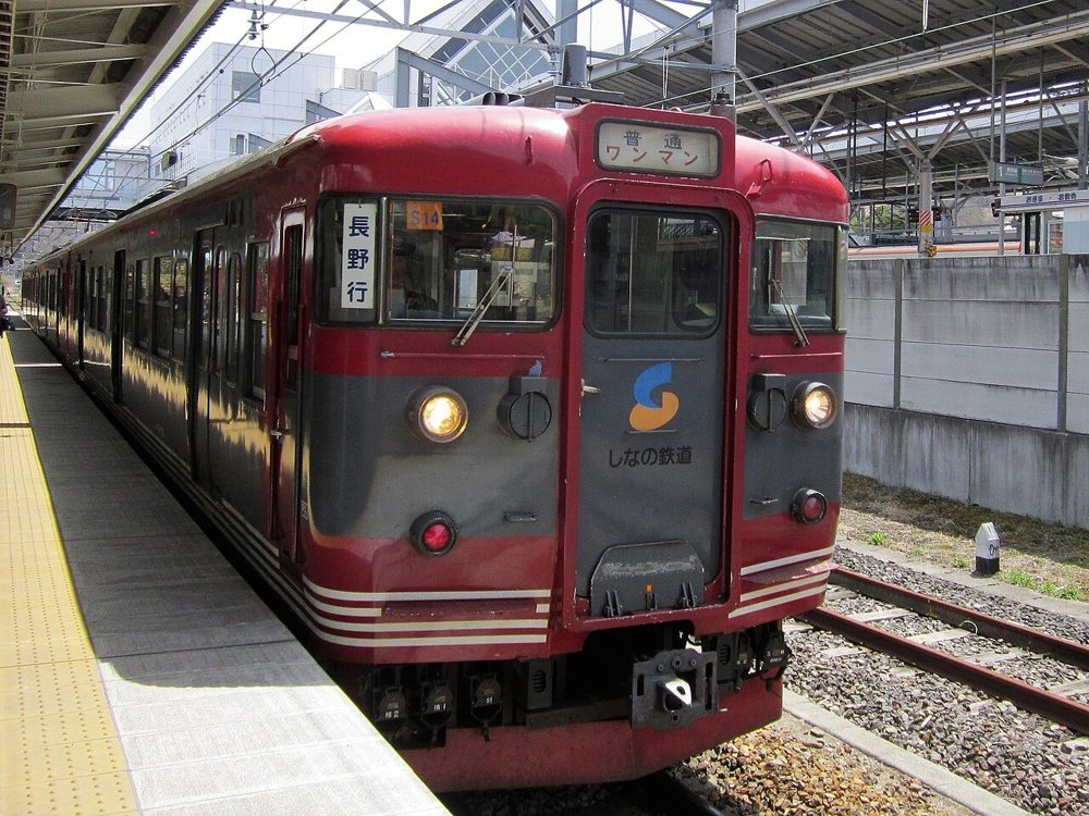 軽井沢駅に停まるしなの鉄道の電車