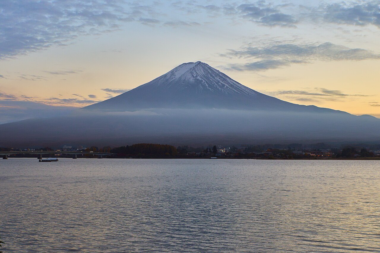 夕暮れの河口湖と富士山