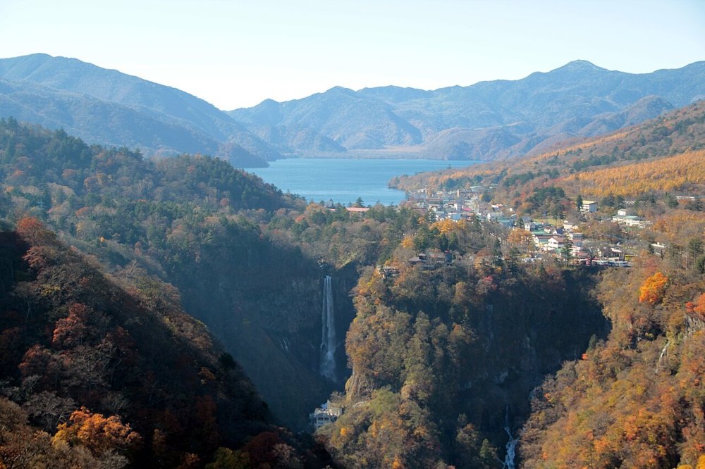 中禅寺湖と華厳の滝を望む紅葉の景色