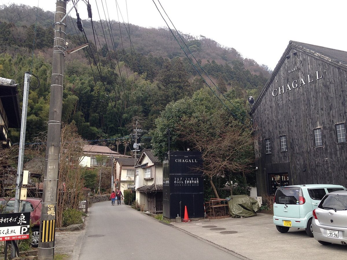 由布院の金鱗湖のそばの景色
