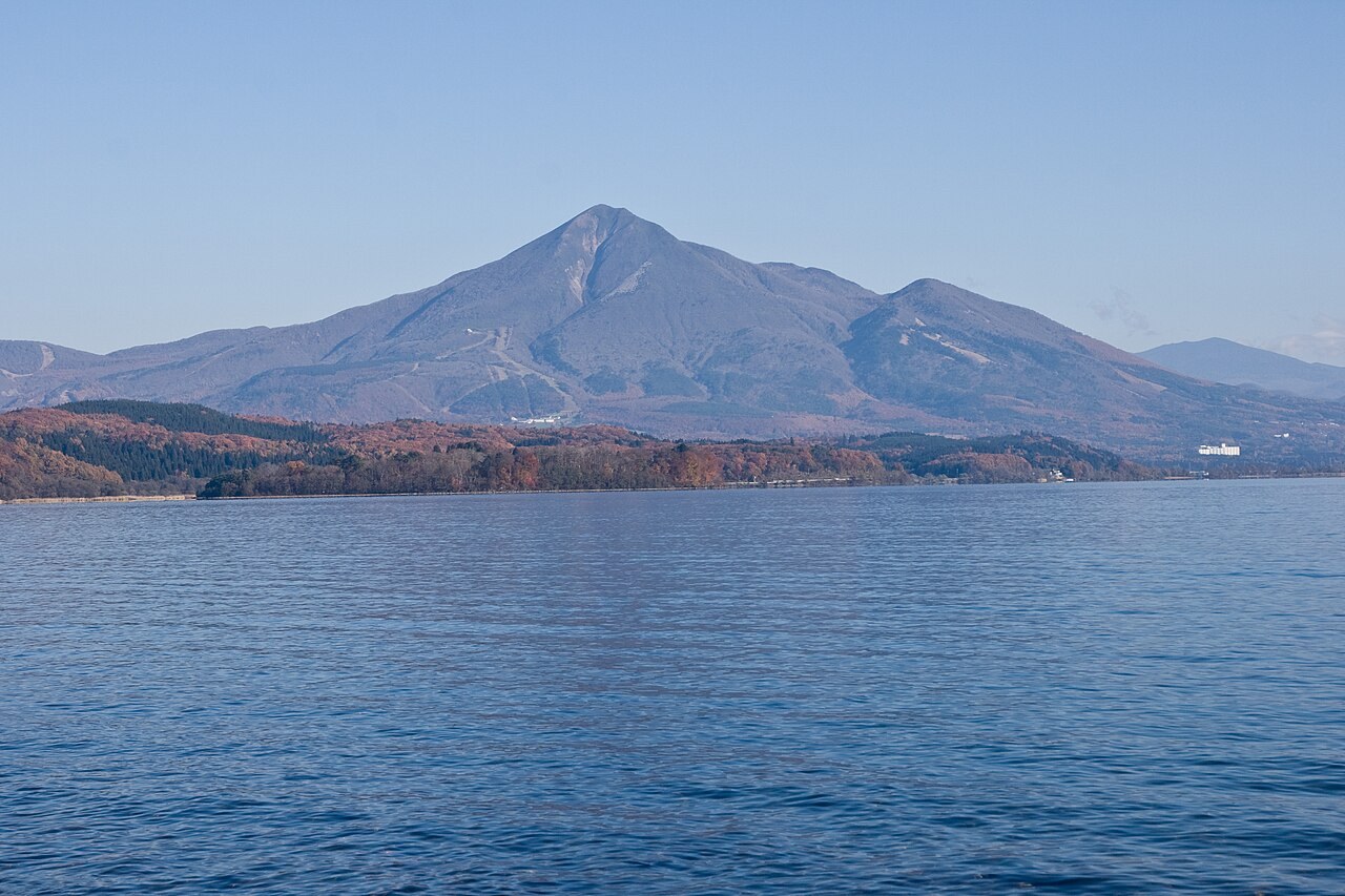 猪苗代湖と磐梯山